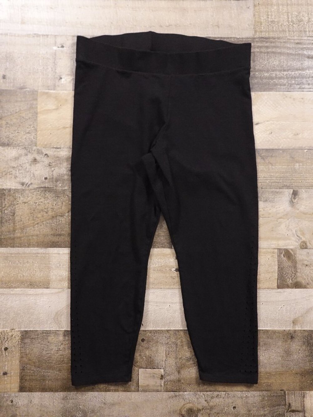 Torrid Signature Laser Cut Crop Leggings Women's Size 2 Black Activewear 21.5"